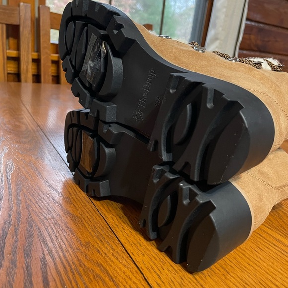 Shearling Hiking Boots for Women sz 6M
The Drop. New with Tags - Picture 3 of 6